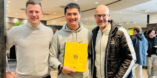 他曾在德甲留洋多年踢主力，现在退役后成中超名帅，已得到认可