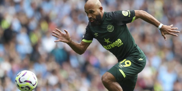 曼联今夏转会策略大揭秘：如何引进卡洛斯·巴莱巴