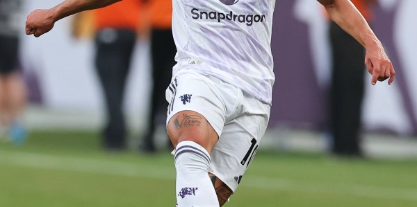 曼联中场新星科比·梅努：18岁天才再现突破，未来可期