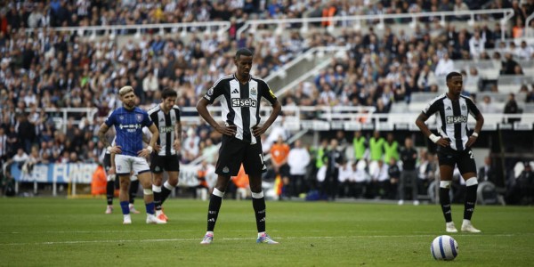 纽卡斯尔如何应对伊萨克转会风波：豪帅的智慧与球队的专注