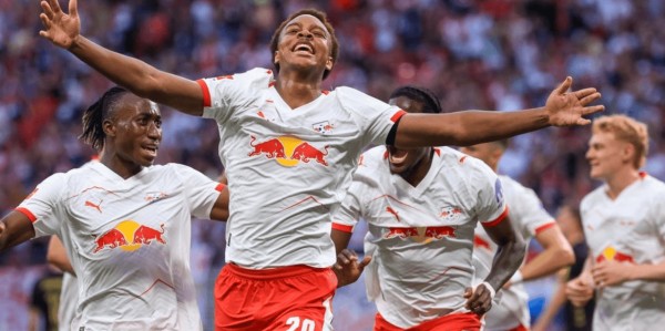 德甲最新积分战报：汉堡首胜，拜仁轰4球，莱比锡3连胜